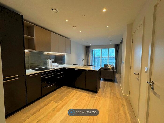 Studio To Rent In Azure House, London, N8