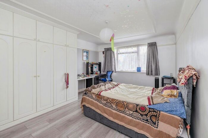 5 Bedroom Semi-Detached House For Sale In Kingshill Drive, Harrow, HA3