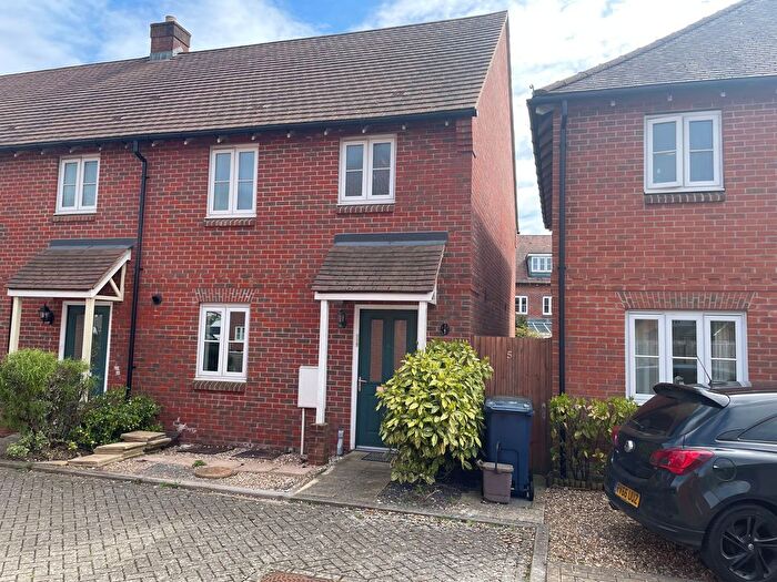 3 Bedroom End Terrace House For Sale In Kingshill Court, High Wycombe, HP13