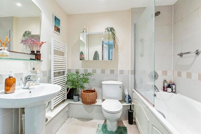 1 Bedroom Apartment For Sale In Deanery Road, Bristol, BS1
