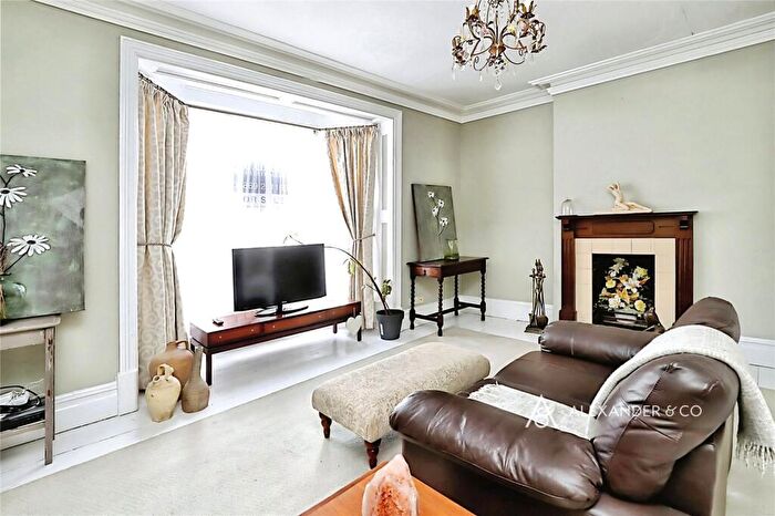 2 Bedroom Flat To Rent In Market Square, Bicester, Oxfordshire, OX26