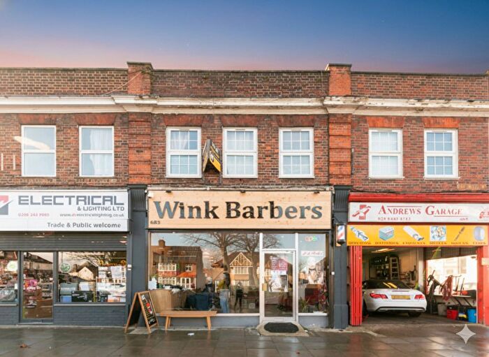 3 Bedroom Semi-Detached House For Sale In High Road, North Finchley, N12