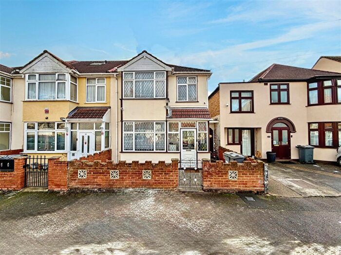 3 Bedroom End Terrace House For Sale In Penderel Road, Hounslow, TW3