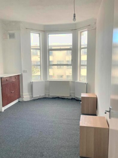 3 Bedroom Flat To Rent In Leghorn Road, Willesden, NW10