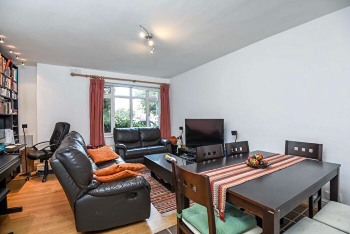 3 Bedroom Flat To Rent In Brondesbury Park, Brondesbury, London, NW6