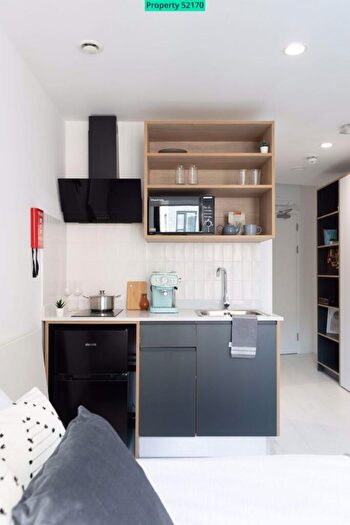 Studio To Rent In Commercial Road, London, E14