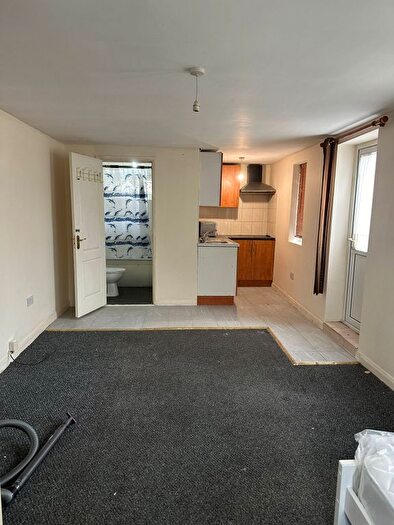 Studio To Rent In Longford Close, Hayes, UB4