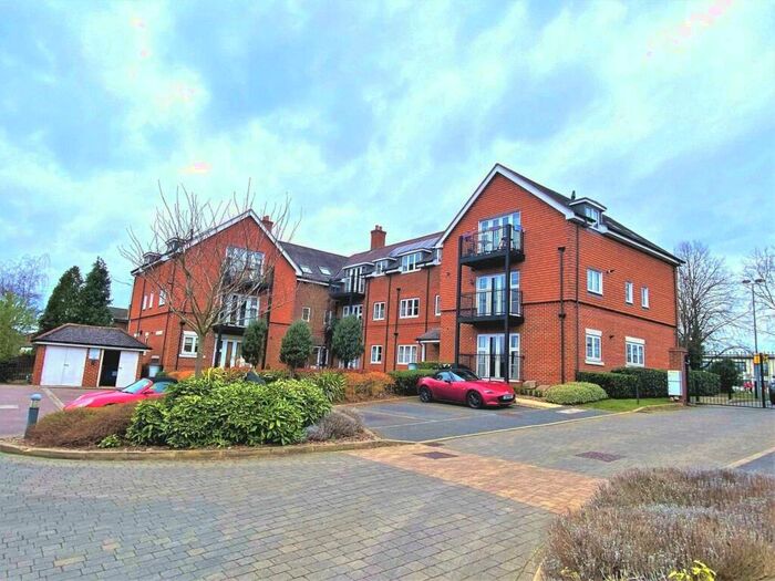 2 Bedroom Apartment To Rent In Findlay Mews, Marlow, SL7