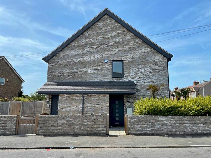 2 Bedroom Flat To Rent In Redmead Road, Hayes, UB3