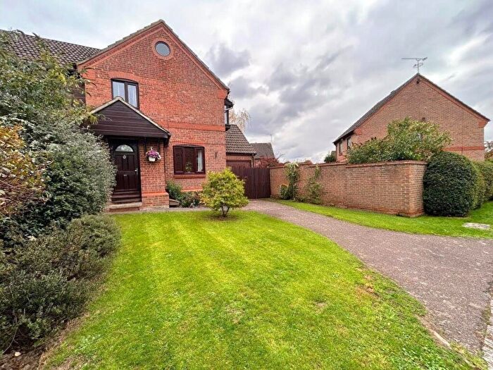 3 Bedroom End Of Terrace House For Sale In Simkins Close, Winkfield Row, RG42