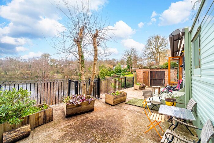 3 Bedroom Chalet To Rent In Vale Of Health, Hampstead, London, NW3