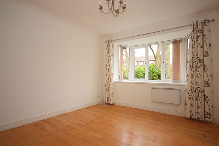 2 Bedroom Flat For Sale In Hallington Close, Horsell, Woking, GU21