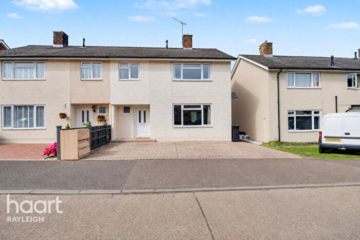 3 Bedroom End Of Terrace House To Rent In Quilters Straight, Basildon, SS14