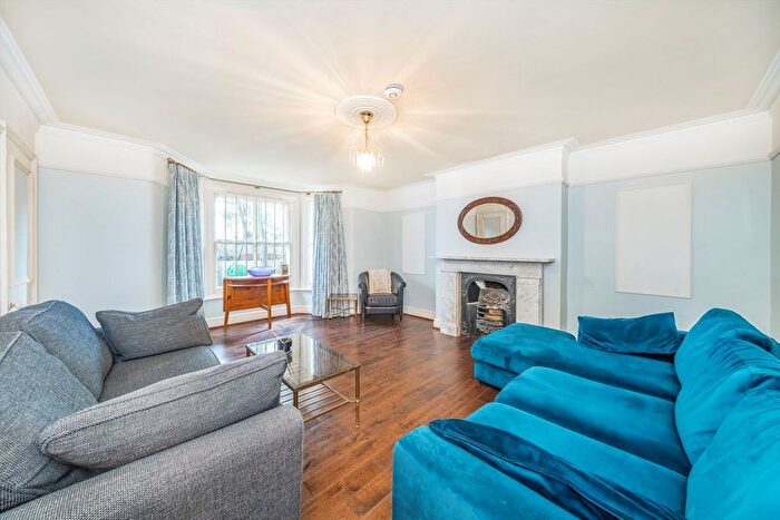 3 Bedroom Flat To Rent In Barclay Road, Fulham, SW6