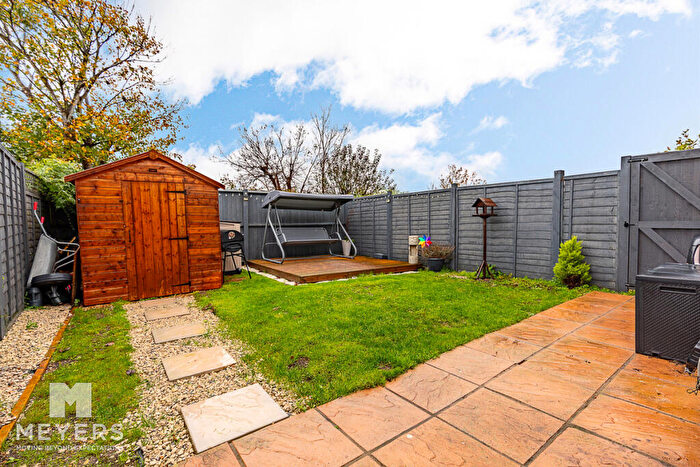 2 Bedroom Flat For Sale In Old Farm Road, Poole, BH15