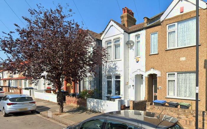 4 Bedroom Property To Rent In Holmwood Road, Enfield, EN3
