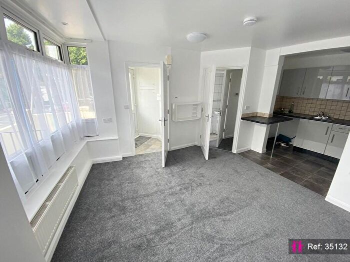 2 Bedroom Equestrian Facility To Rent In Elm Grove, Brighton, BN2