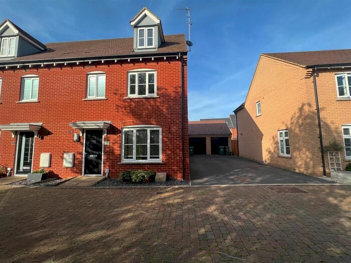 4 Bedroom Semi-Detached House To Rent In Malford Crescent, Aylesbury, HP19