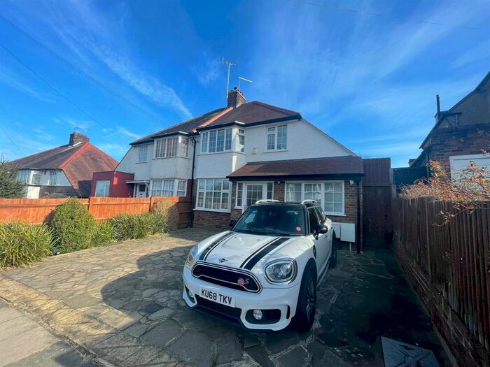 4 Bedroom Semi-Detached House To Rent In Wentworth Avenue, London, N3