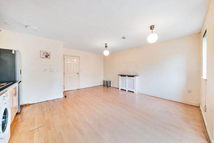 2 Bedroom Flat To Rent In Peckham Road, Peckham, London, SE15