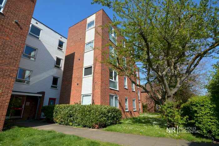 2 Bedroom Flat To Rent In Robin Hood Lane, Sutton, Surrey., SM1
