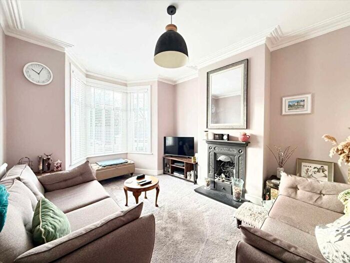 3 Bedroom Terraced House For Sale In Hamlet Road, Southend On Sea, SS1