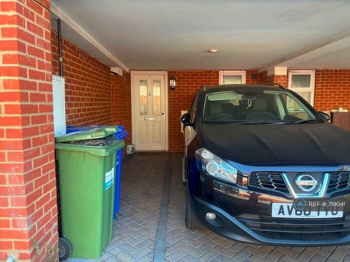 2 Bedroom Terraced House To Rent In Stone Terrace, Farnborough, GU14