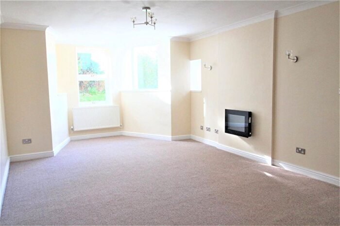 2 Bedroom Flat To Rent In Cleveland Road, Torquay, Devon, TQ2