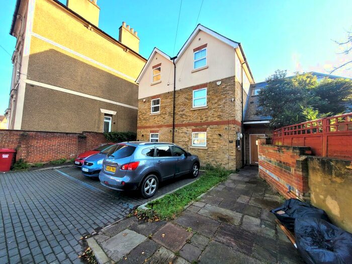 3 Bedroom Apartment To Rent In Uxbridge Road, Slough, SL1