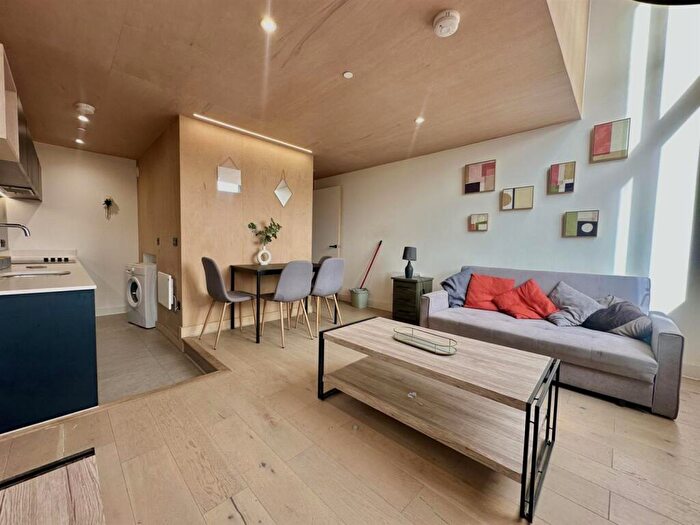 2 Bedroom Apartment For Sale In Spinners Way, Manchester, M15