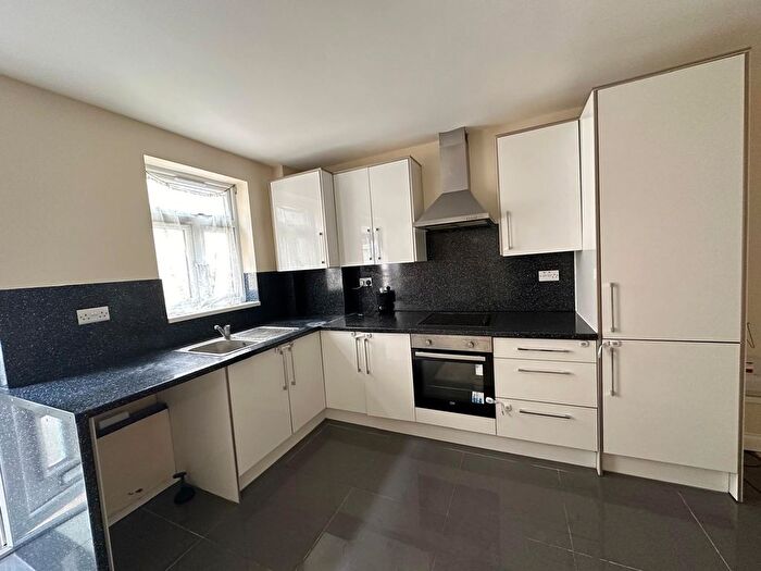 1 Bedroom Flat To Rent In King Street, Southall, UB2