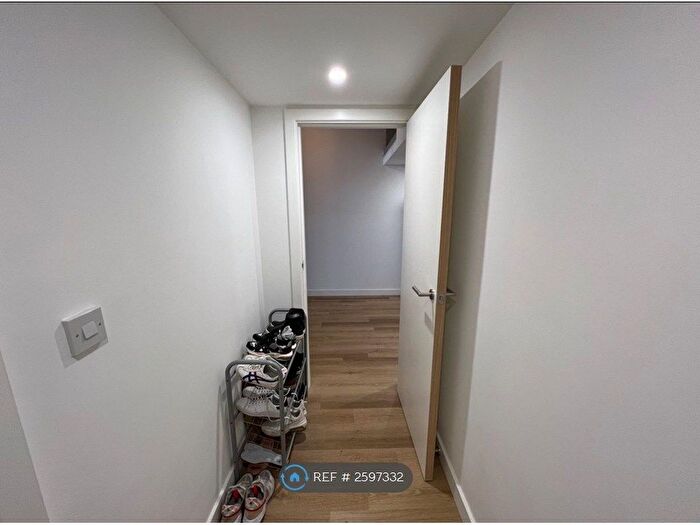 2 Bedroom Flat To Rent In Metro Court, West Bromwich, B70