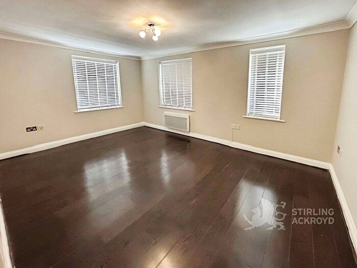 2 Bedroom Flat To Rent In Hallows Grove, Sunbury-On-Thames, Surrey, TW16