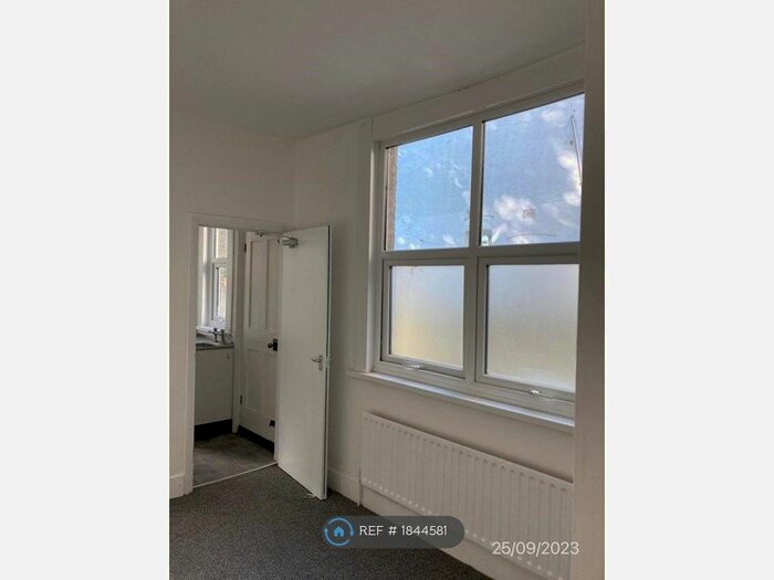 2 Bedroom Flat To Rent In Whitegate Road, Southend-On-Sea, SS1
