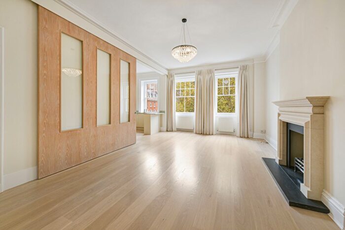 3 Bedroom Flat To Rent In Cadogan Square, Knightsbridge, SW1X