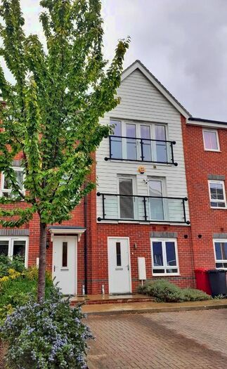 4 Bedroom Terraced House To Rent In Edgeworth Close, Langley, SL3