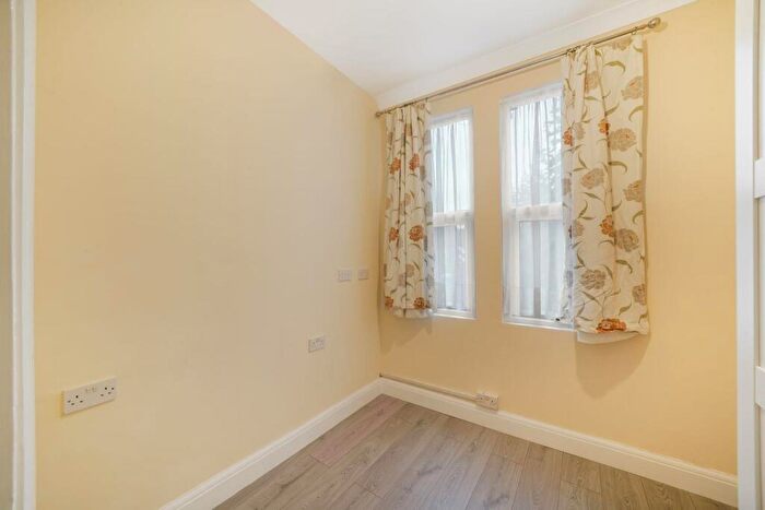 3 Bedroom Flat To Rent In Cedar Road, London, NW2