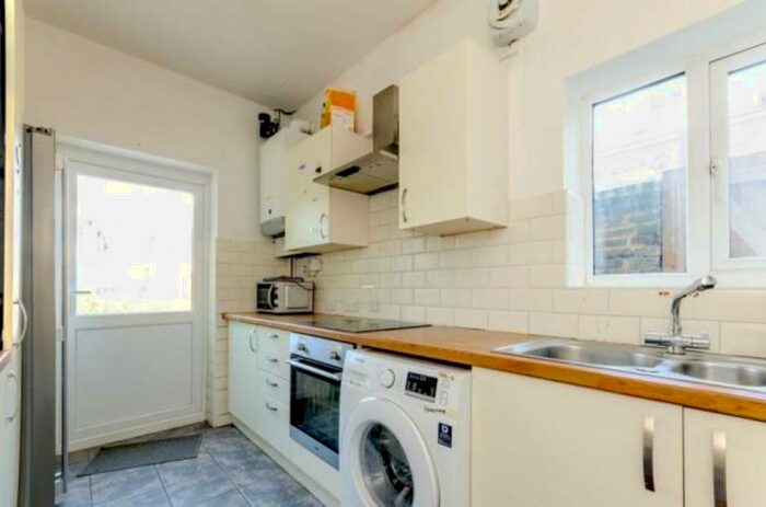 5 Bedroom Semi-Detached House To Rent In Close To The University, GU2
