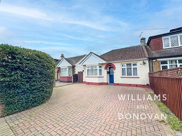 2 Bedroom Semi-Detached Bungalow For Sale In Sweyne Avenue, Hockley, SS5