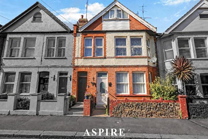 3 Bedroom Maisonette For Sale In Westbourne Grove, Westcliff-On-Sea, SS0