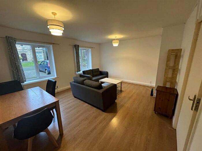 3 Bedroom Flat To Rent In Orchard Lodge, North Hill Road, Leeds, LS6