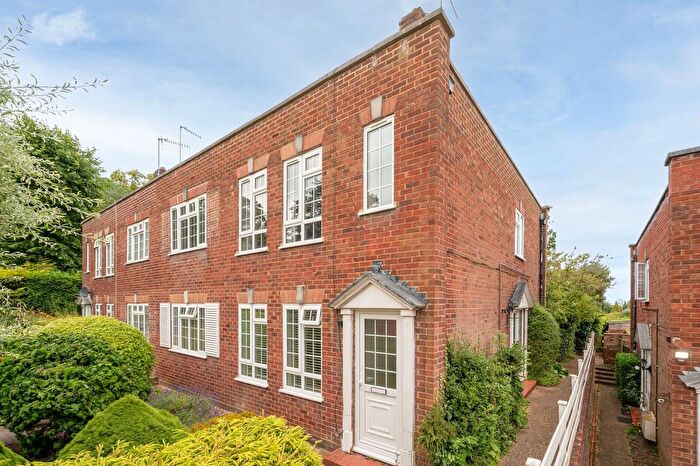 2 Bedroom Flat To Rent In Hollygrove, Bushey, WD23