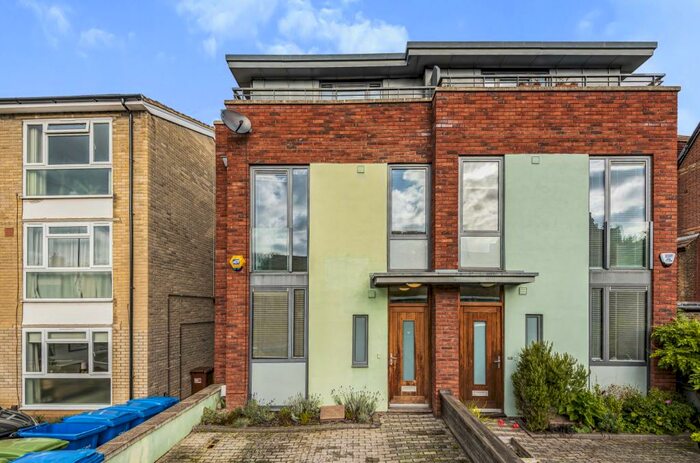 3 Bedroom Semi-Detached House To Rent In Melford Road Dulwich, SE22