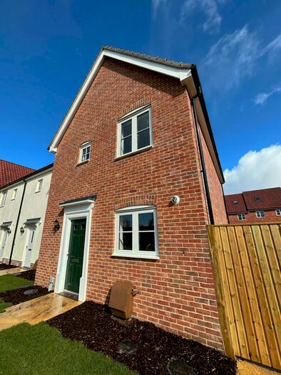 3 Bedroom End Of Terrace House To Rent In Grasshopper Gardens, NR34