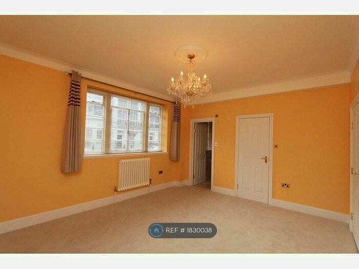 2 Bedroom Flat To Rent In Tavistock Court, London, WC1H