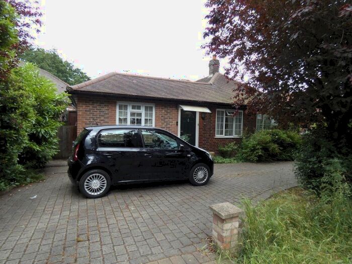2 Bedroom Bungalow To Rent In Oak Avenue, Hampton, TW12