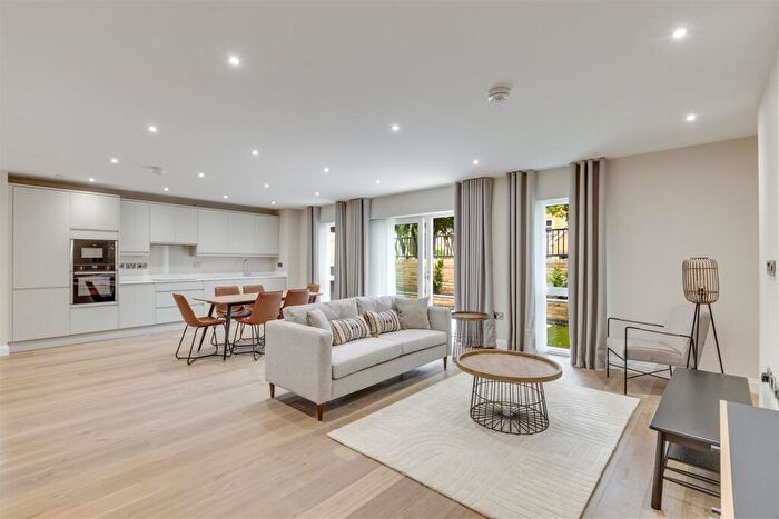 3 Bedroom Apartment To Rent In Purley Avenue, Cricklewood, NW3