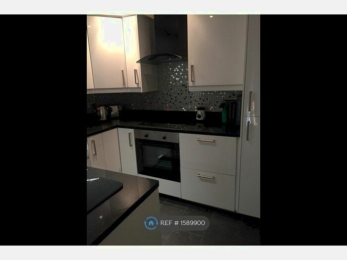 3 Bedroom Flat To Rent In Lower Road, Surrey, CR8