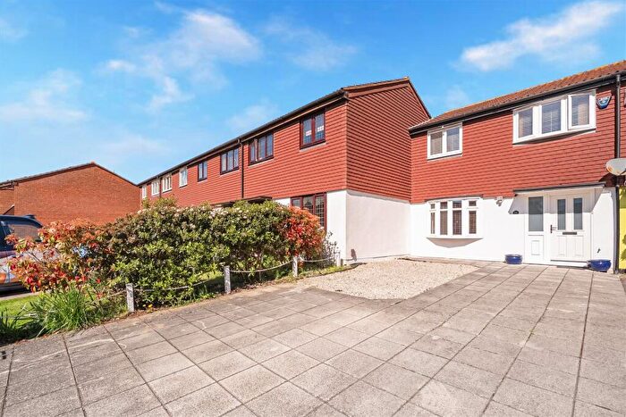 3 Bedroom Terraced House For Sale In Ashingdon Close, Chingford, E4