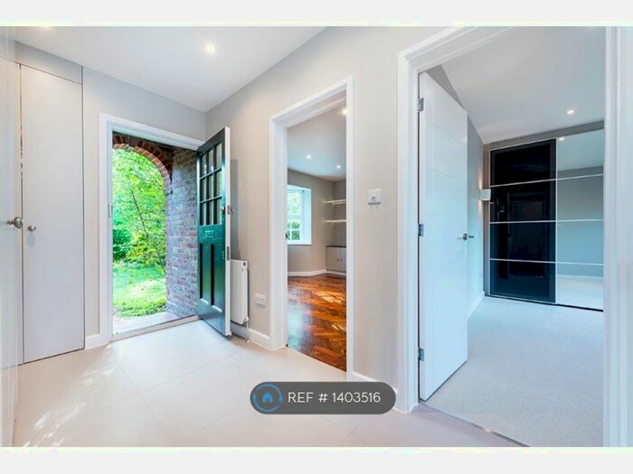 1 Bedroom Flat To Rent In Midholm Close, London, NW11